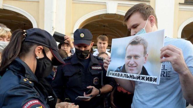 Alexie Navalny, Doctors say Putin critic can’t be moved to Germany
